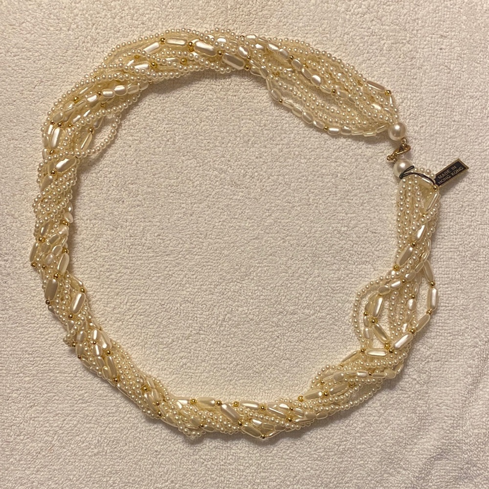 Elegant Pearl and Gold Necklace